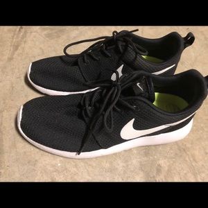 Black Nike Roshe